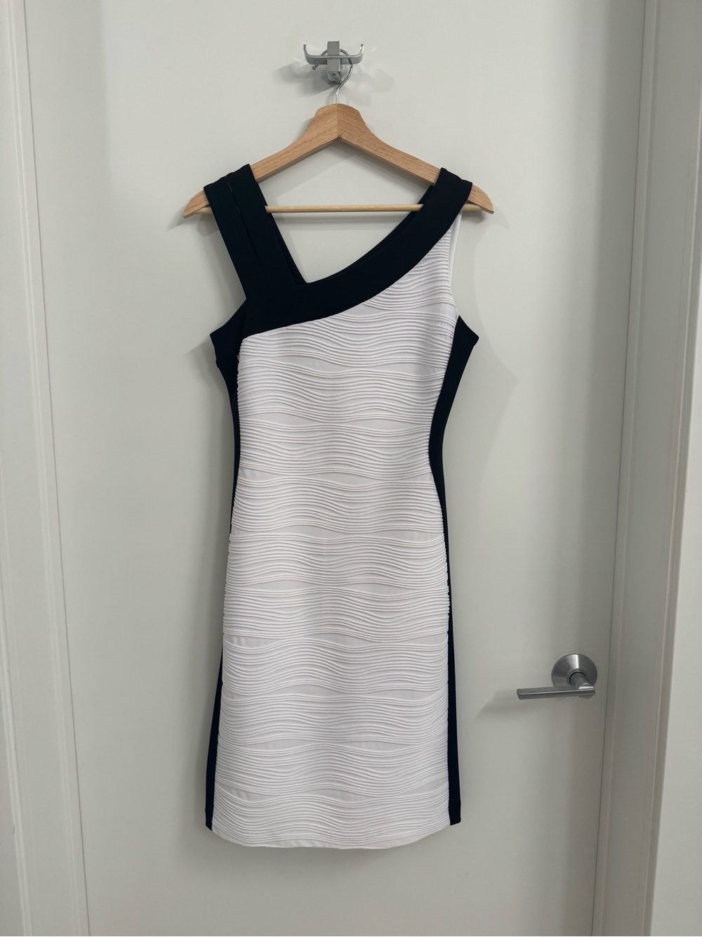 Joseph Ribkoff Form Fitting
Cocktail Dress